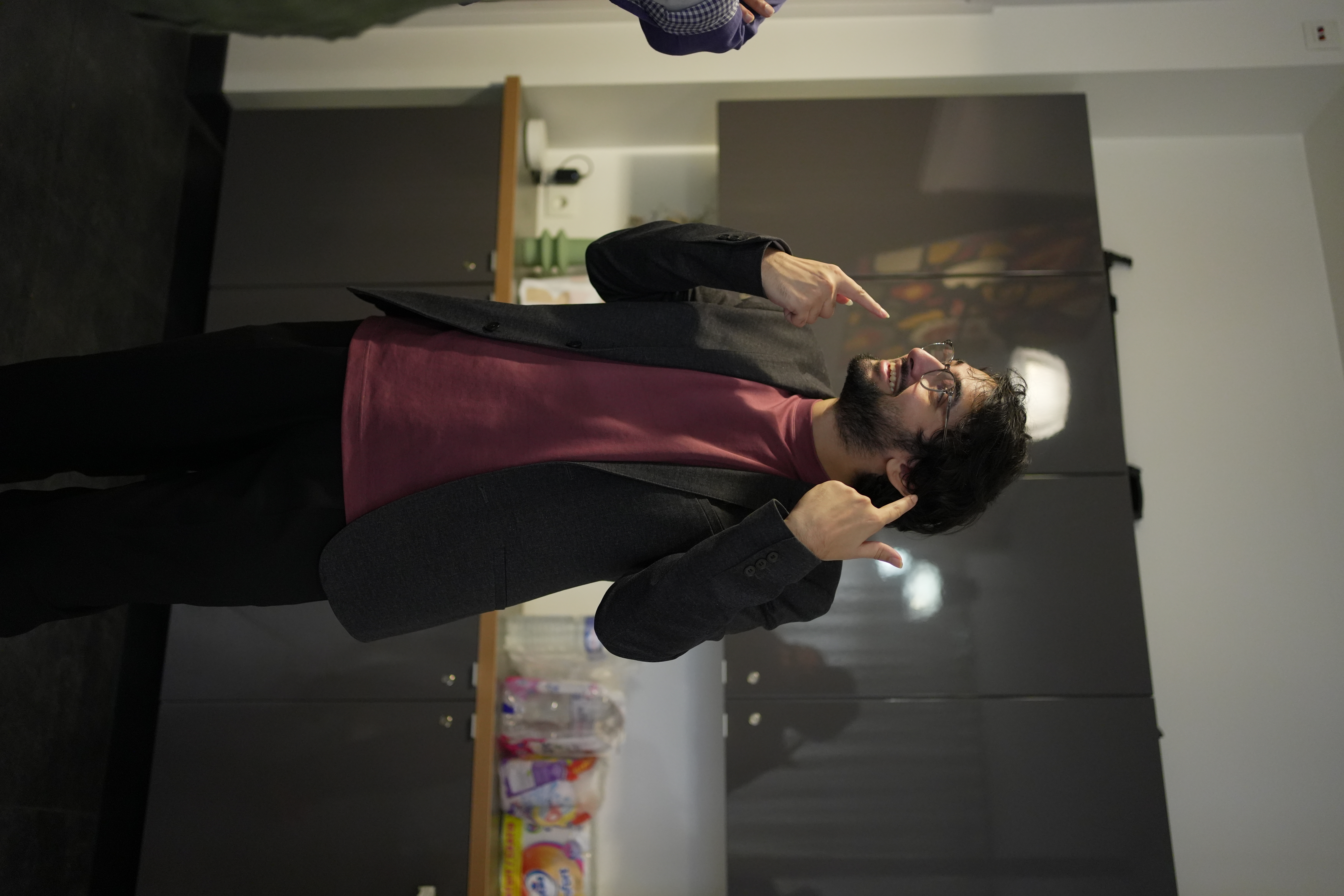 Portrait professionnel de l'hypnothérapeute souriant